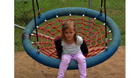 Asiento-nido para parques infantiles. Con cuerdas armadas para juegos de niños.